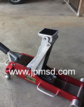 馬薩達(dá)臥式千斤頂修車應(yīng)用